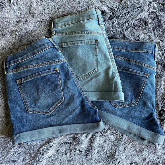 Old Navy Mid Rise Jean Short - Picture 2 of 3